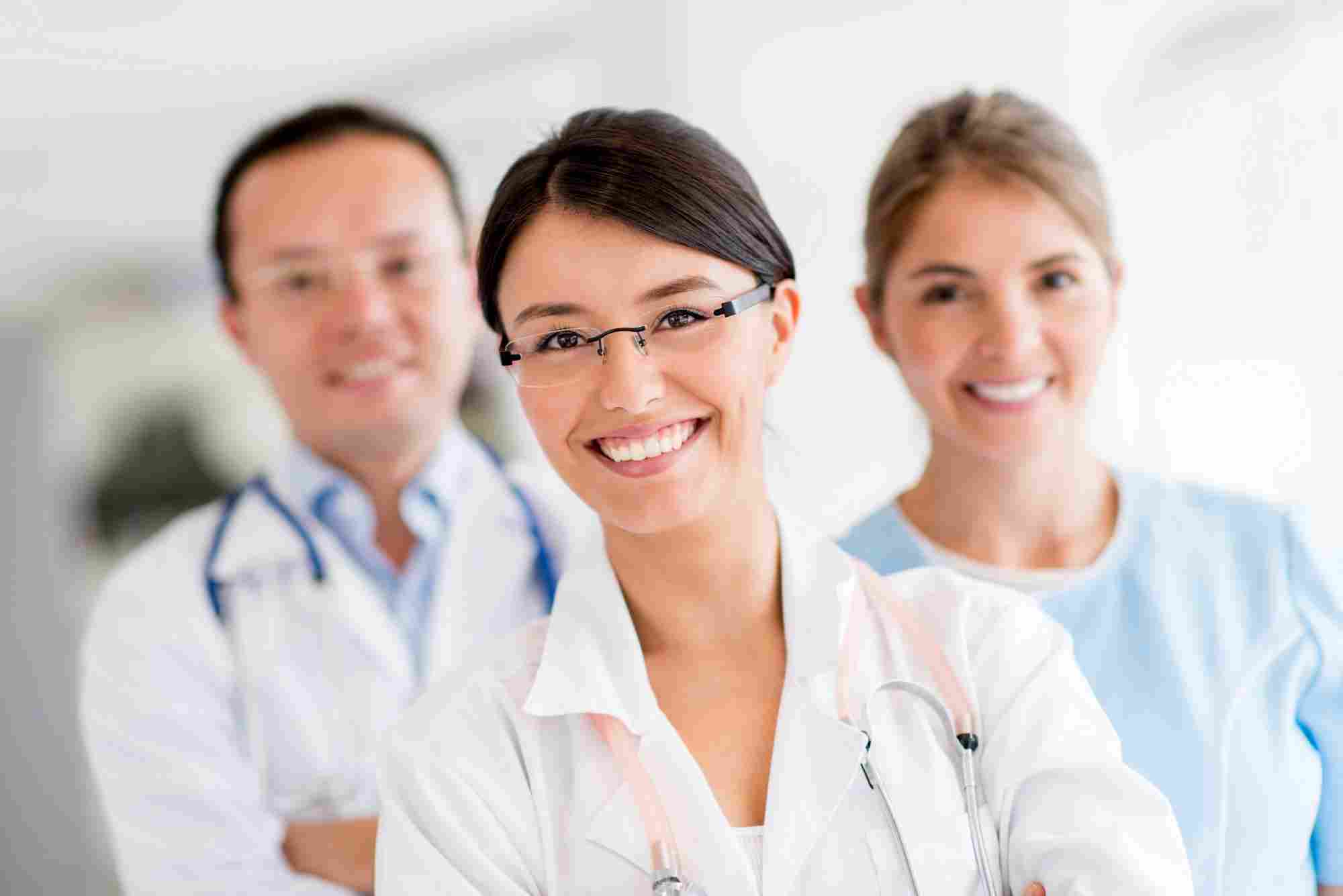 https://www.entincayman.com/es/wp-content/uploads/2015/12/doctors.jpg